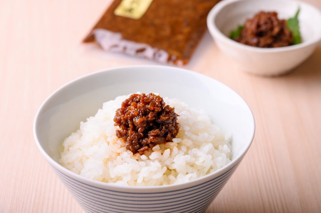 炊き立てのご飯の上に牛肉しぐれ煮