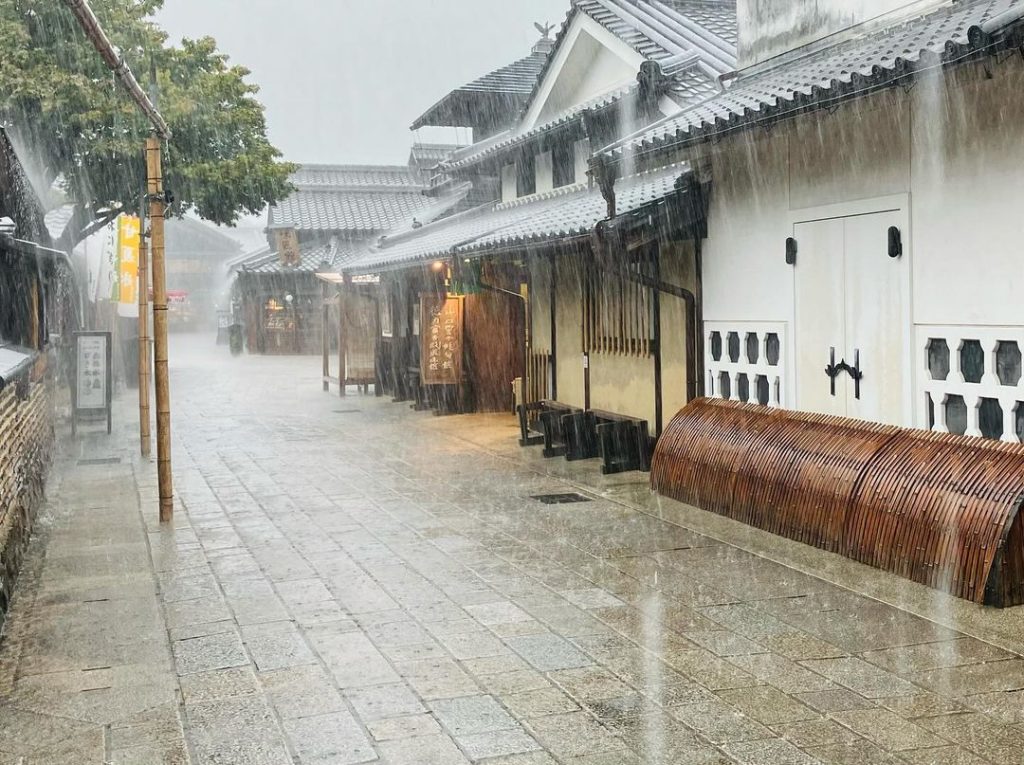 台風の影響で大雨のおかげ横丁