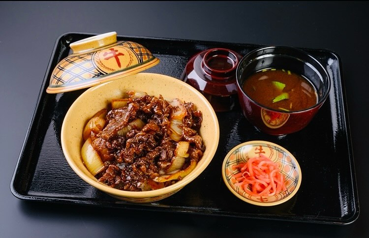 伊勢神宮内宮前 おかげ横丁豚捨の牛丼でスタミナをつけてください。