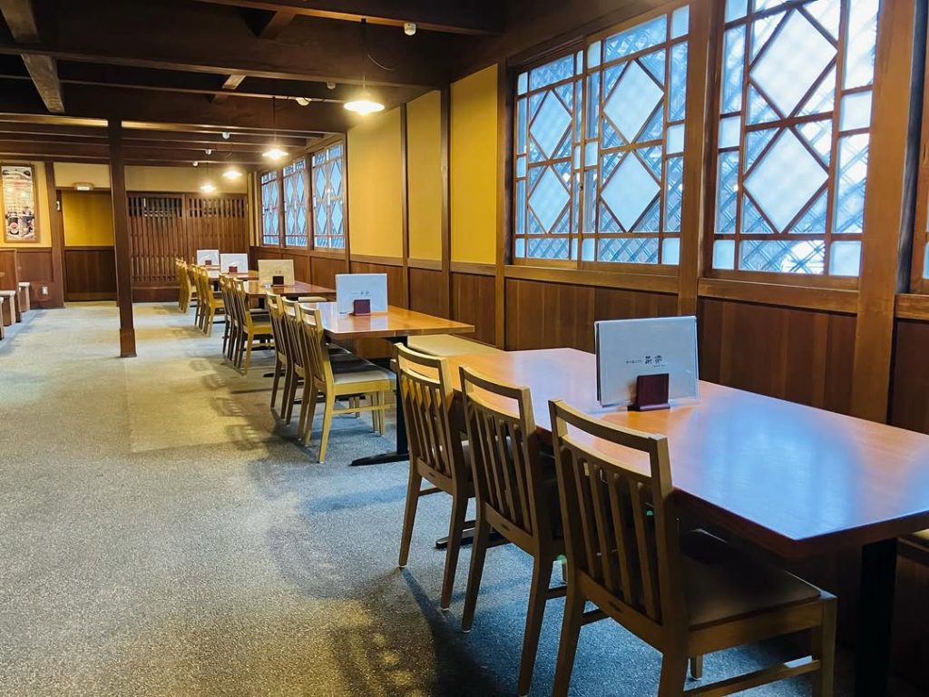 おかげ横丁 豚捨の1階のお座敷を全てテーブル席に改装しました。２