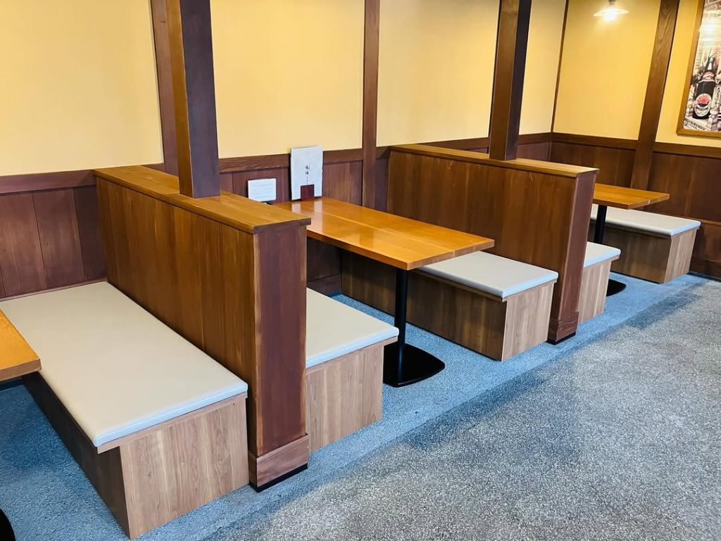 おかげ横丁 豚捨の1階のお座敷を全てテーブル席に改装しました。