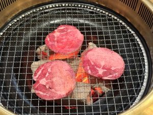 焼肉パーティーで焼く黒毛和牛の牛タンスライ