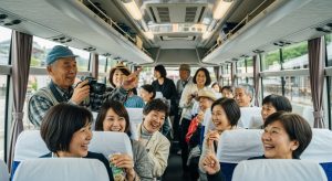 観光バスの車内で楽しむ団体旅行客