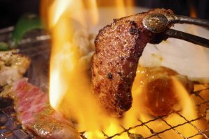 肉屋の網焼き（あみやき）の牛肉を使った焼肉