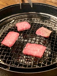 肉屋の網焼き（あみやき）の牛肉を使った焼肉2