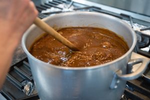 業務用の寸胴でつくる黒毛和牛の牛肉を使ったビーフカレー