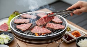 炭火で焼く黒毛和牛の焼肉用の牛肉