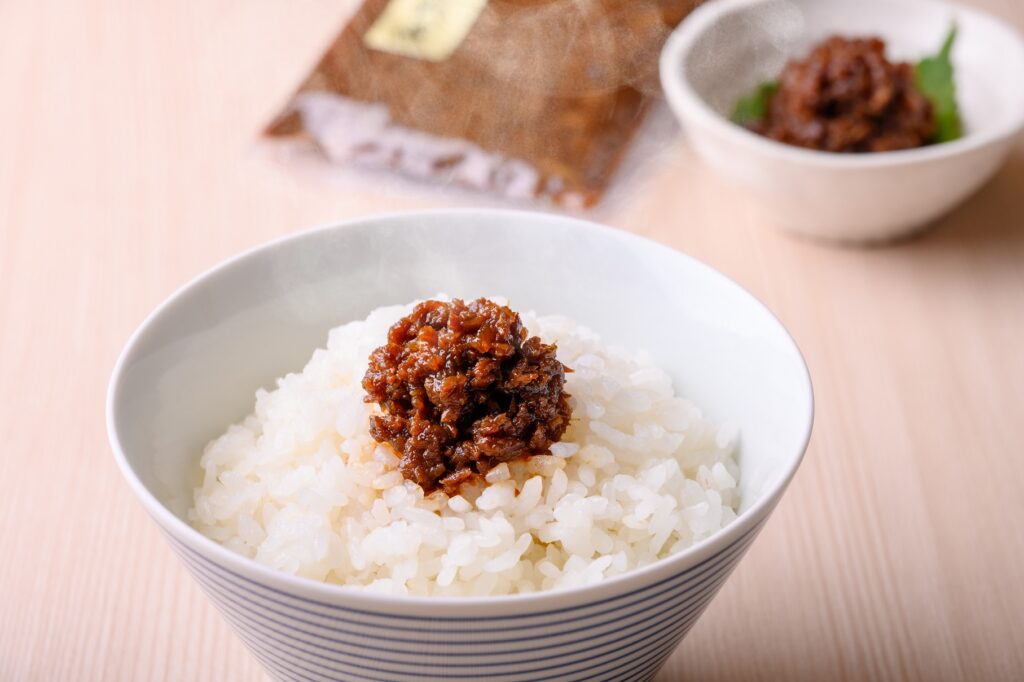 ご飯の上に盛り付けた黒毛和牛「牛肉のしぐれ煮」