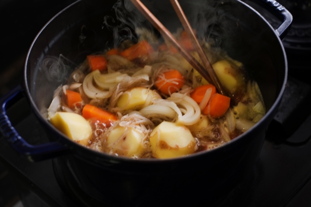肉じゃがを鍋でつくる
